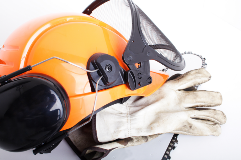 Helm und Forsthelm zum Schutz von Kopf und Augen